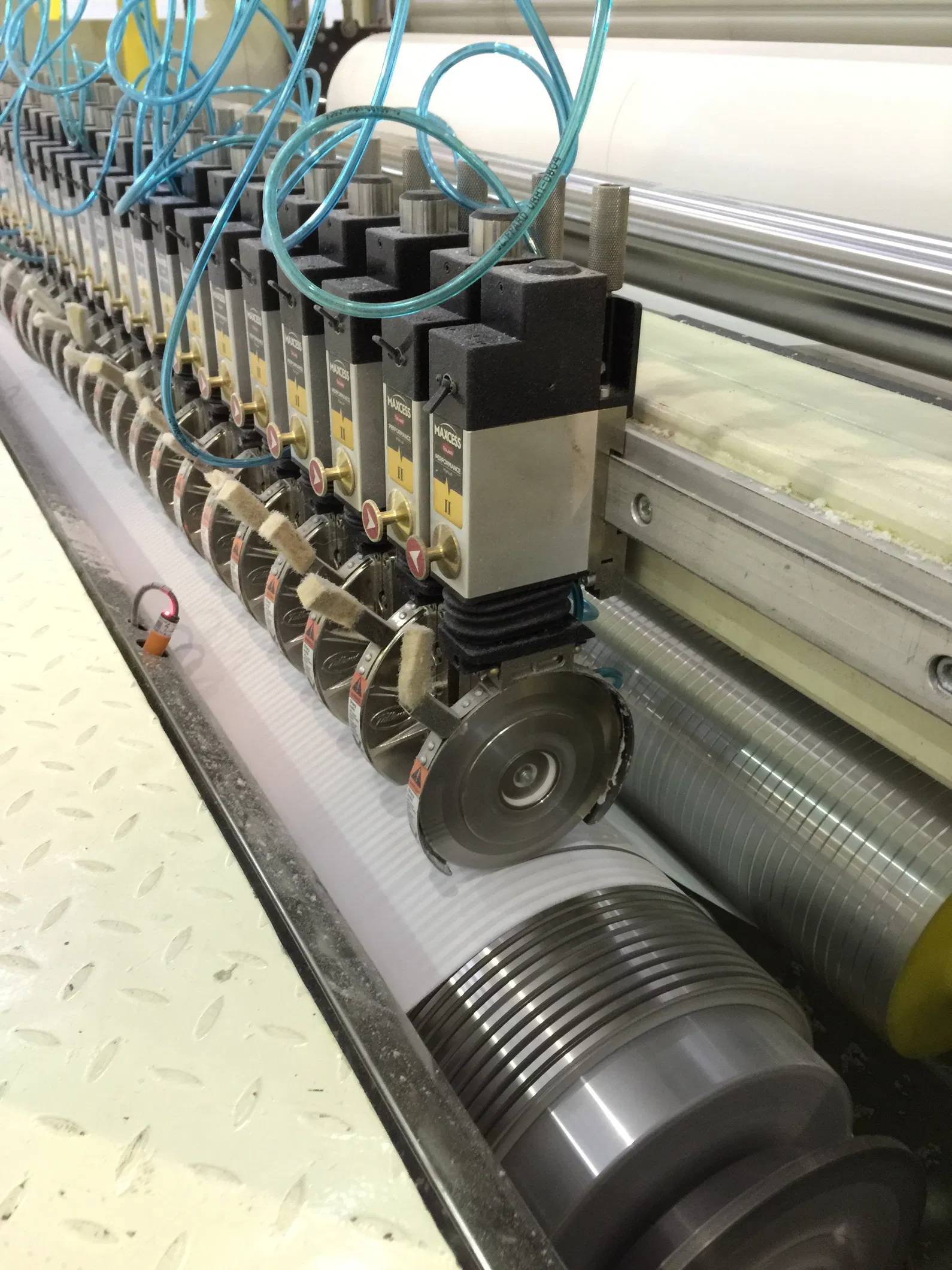 1800 মিমি Finished Jumbo Roll Slitting Machine Rewinding With Good Efficient 1